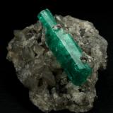 Beryl (variety emerald), Calcite<br />La Pita mining district, Polveros Mine, Municipio Maripí, Western Emerald Belt, Boyacá Department, Colombia<br />37x45mm, xl=34mm<br /> (Author: Fiebre Verde)