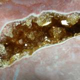 Celestina<br />Afloramientos de sílex, Los Pedreñales, Azaila, Comarca Bajo Martín, Teruel, Aragón, España<br />30x10 mm. tamaño de la geoda<br /> (Autor: Ignacio)