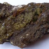 Arsendescloizita y calcita<br />Mina Ojuela, Mapimí, Municipio Mapimí, Durango, México<br />6 x 4 cm<br /> (Autor: Cristalino)