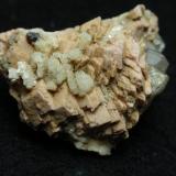 Almandino (Grupo Granate) con cuarzo, microclina y albitaCan Vernenc, Montnegre Mountains, La Batllòria, Sant Celoni, Comarca Vallès Oriental, Barcelona, Catalonia / Catalunya, Spain3 x 3 x 2 cm (Autor: karbu8)