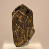 Euxenita-(Y)<br />Ambatofotsikely, Comuna Fidirana, Distrito Betafo, Región Vakinankaratra, Madagascar<br />2,5 x1,2 x 0,8 cm<br /> (Autor: Raul S. Llorente)