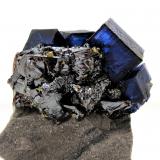 Fluorite, sphalerite, chalcopyrite<br />Elmwood Mine, Carthage, Central Tennessee Ba-F-Pb-Zn District, Smith County, Tennessee, USA<br />65 mm x 50 mm x 24 mm. Largest fluorite crystal size: 17 mm on edge.<br /> (Author: Carles Millan)