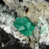 Beryl (variety emerald), Calcite<br /><br />115x75x115mm, xl=20mm<br /> (Author: Fiebre Verde)