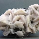 Calcita (variedad manganocalcita)Mina Huanzala, Distrito Huallanca, Provincia Dos de Mayo, Departamento Huánuco, Perú101x65 mm (Autor: Juan Espino)