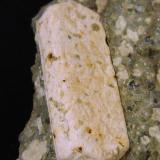 Ortoclasa<br />Diques de pórfido granítico de El Picachuelo, Plutón de La Cabrera, Embalse de El Atazar, El Berrueco, Comarca Sierra Norte, Comunidad de Madrid, España<br />3,3 x 1,3 x 0,5 cm. el cristal, 5 x 9 x 5 cm. la pieza<br /> (Autor: Felipe Abolafia)