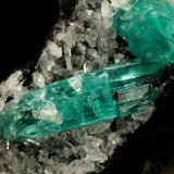 Beryl (variety emerald), Albite (variety cleavelandite)<br />Chivor mining district, Municipio Chivor, Eastern Emerald Belt, Boyacá Department, Colombia<br />190x35x115mm, longest xl=32mm<br /> (Author: Fiebre Verde)