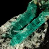 Beryl (variety emerald), Albite (variety cleavelandite)<br />Chivor mining district, Municipio Chivor, Eastern Emerald Belt, Boyacá Department, Colombia<br />190x35x115mm, longest xl=32mm<br /> (Author: Fiebre Verde)