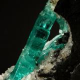 Beryl (variety emerald), Albite (variety cleavelandite)<br />Chivor mining district, Municipio Chivor, Eastern Emerald Belt, Boyacá Department, Colombia<br />190x35x115mm, longest xl=32mm<br /> (Author: Fiebre Verde)