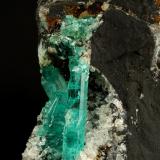 Beryl (variety emerald), Albite (variety cleavelandite)<br />Chivor mining district, Municipio Chivor, Eastern Emerald Belt, Boyacá Department, Colombia<br />190x35x115mm, longest xl=32mm<br /> (Author: Fiebre Verde)