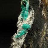 Beryl (variety emerald), Albite (variety cleavelandite)<br />Chivor mining district, Municipio Chivor, Eastern Emerald Belt, Boyacá Department, Colombia<br />190x35x115mm, longest xl=32mm<br /> (Author: Fiebre Verde)