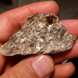 Zafirina y Moscovita (Grupo Mica)Tranomaro-Maromby area, Amboasary District, Anosy Region, Madagascar59mm - 33mm - 26mm (Autor: Pedro Naranjo)