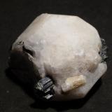 Analcima y aegirinaMont Saint-Hilaire, La Vallée-du-Richelieu RCM, Montérégie, Québec, Canadá5x4,5 cm (Autor: Ander Ispizua Juan)