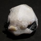 Analcima y aegirinaMont Saint-Hilaire, La Vallée-du-Richelieu RCM, Montérégie, Québec, Canadá5x4,5 cm (Autor: Ander Ispizua Juan)
