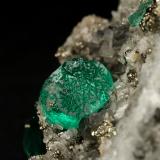 Beryl (variety emerald), Calcite, Pyrite, Albite (variety cleavelandite)<br />Chivor mining district, Municipio Chivor, Eastern Emerald Belt, Boyacá Department, Colombia<br />70x46x34mm, main xl=18mm<br /> (Author: Fiebre Verde)