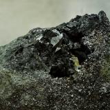 Allanita-(La) sobre LöllingitaMonchi Mine, Sierra del Cordel, Burguillos del Cerro, Comarca Zafra-Río Bodión, Badajoz, Extremadura, Spain50 x 40 mm (Autor: Antonio Carmona)