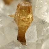 Beryl (variety emerald), Calcite, Parisite<br />La Pita mining district, Municipio Maripí, Western Emerald Belt, Boyacá Department, Colombia<br />Detail - H=3mm<br /> (Author: Fiebre Verde)