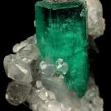 Beryl (variety emerald), Calcite<br />Muzo mining district, Western Emerald Belt, Boyacá Department, Colombia<br />25x29mm, xl=23mm<br /> (Author: Fiebre Verde)