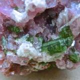 Lepidolita, elbaita, albita<br />Vale do Jequitinhonha, Minas Gerais, Brasil<br />Ancho de imagen 1,5 cm<br /> (Autor: María Jesús M.)