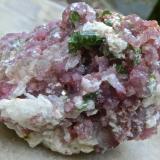 Lepidolita, elbaita, albita<br />Vale do Jequitinhonha, Minas Gerais, Brasil<br />5,5 x 4 x 3 cm<br /> (Autor: María Jesús M.)