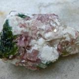 Lepidolita, elbaita, albita<br />Vale do Jequitinhonha, Minas Gerais, Brasil<br />5,5 x 4 x 3 cm<br /> (Autor: María Jesús M.)