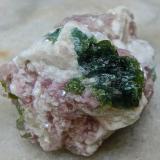 Lepidolita, elbaita, albita<br />Vale do Jequitinhonha, Minas Gerais, Brasil<br />5,5 x 4 x 3 cm<br /> (Autor: María Jesús M.)