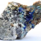 AzuritaCorte en carretera A391, Enix, Comarca Poniente Almeriense, Almería, Andalucía, España26 x 14 x 10 mm. (Autor: José Luis Zamora)