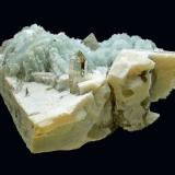 Albita y cuarzo sobre ortoclasa.Los Taberneros Quarry, (La Cabrera pluton), Los Taberneros, El Berrueco, Comarca Sierra Norte, Community of Madrid, Spain5 x 4 cm (Autor: Antonio Carmona)