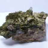 Clinozoisita y Cuarzo<br />Can Vernenc, Massís del Montnegre, La Batllòria, Sant Celoni, Comarca Vallès Oriental, Barcelona, Cataluña / Catalunya, España<br />4x3cm<br /> (Autor: heat00)