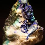 Azurita, Claraita, TirolitaMina La Amorosa, Concesión San Rafael, Villahermosa del Río, Comarca Alto Mijares, Castellón / Castelló, Comunidad Valenciana / Comunitat Valenciana, España27 x 20 x 9 mm. (Autor: José Luis Zamora)