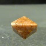 Zircón<br />Minas Gerais, Brasil<br />5 x 5 mm.<br /> (Autor: Felipe Abolafia)