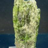 Diópsido (variedad diópsido cromífero)<br />Araçuaí, Vale do Jequitinhonha, Minas Gerais, Brasil<br />2,5 x 5 x 2 cm.<br /> (Autor: Felipe Abolafia)