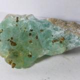 Fluorita y Pirita<br />Pedrera Berta, Turó de Can Domènech, Serra de Roques Blanques, Sant Cugat del Vallès-El Papiol, Comarca Vallès Occidental / Baix Llobregat, Barcelona, Cataluña / Catalunya, España<br />Encuadre 3x2cm aprox.<br /> (Autor: heat00)