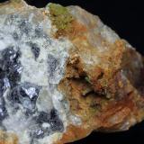 Vanadinita con mottramitaUlldemolins, Comarca Priorat, Tarragona, Cataluña / Catalunya, España5 x 3 x 2 cm (Autor: karbu8)
