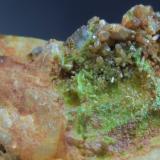 Vanadinita con mottramitaUlldemolins, Comarca Priorat, Tarragona, Cataluña / Catalunya, España2 x 2 x 1 cm (Autor: karbu8)