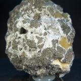 Analcima con calcitaBarranco de El Risco, Agaete, Gran Canaria, Provincia de Las Palmas, Canarias, España6 x 8 x 4,5 cm. (Autor: Felipe Abolafia)