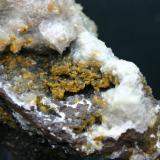 Calcita sobre limonitaMina Trinidad, Cerros del Romeral y Pechón, Benalmádena-Mijas, Comarca Costa del Sol Occidental, Málaga, Andalucía, España139mm - 104mm - 97mm (Autor: Pedro Naranjo)