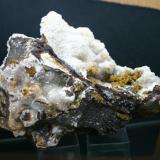 Calcita sobre limonitaMina Trinidad, Cerros del Romeral y Pechón, Benalmádena-Mijas, Comarca Costa del Sol Occidental, Málaga, Andalucía, España139mm - 104mm - 97mm (Autor: Pedro Naranjo)