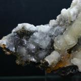 Calcita sobre limonitaMina Trinidad, Cerros del Romeral y Pechón, Benalmádena-Mijas, Comarca Costa del Sol Occidental, Málaga, Andalucía, España139mm - 104mm - 97mm (Autor: Pedro Naranjo)