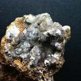Calcita sobre limonitaMina Trinidad, Cerros del Romeral y Pechón, Benalmádena-Mijas, Comarca Costa del Sol Occidental, Málaga, Andalucía, España75mm - 64mm - 111mm (Autor: Pedro Naranjo)