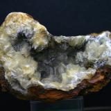 Calcita sobre limonitaMina Trinidad, Cerros del Romeral y Pechón, Benalmádena-Mijas, Comarca Costa del Sol Occidental, Málaga, Andalucía, España75mm - 64mm - 111mm (Autor: Pedro Naranjo)