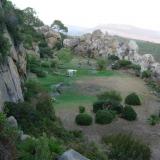 _Una laguna formó este suelo plano rodeado de estratos verticales  en una ladera de fuerte pendiente. A la dueña de este terreno le habían contado que su jardín era un cráter de meteorito. Pasé un buen rato explicándole que ese cerramiento de rocas es el resultado de un pliegue tumbado en bucle por deslizamiento gravitacional, afectado mas tarde por varias fases tectónicas que finalmente dejaron la estructura en posición vertical.
El Cañuelo, Tarifa, Cádiz. (Autor: Josele)