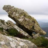 _Bocadillo de arcilla en bollo de arenisca cerca de la cumbre del Picacho. Todas las sierras que se ven al fondo están formadas por estas areniscas. El muestrario de líquenes impide ver las características de la roca, estamos cerca del lugar con mayor pluviosidad de España. De hecho al poco rato nos cayó encima un buen chaparrón.
Alcalá de los Gazules, Cádiz. (Autor: Josele)