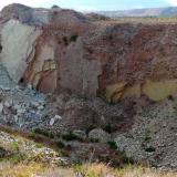 Caliza. Cantera situada 2 Km al NE de Tarifa. Tras la creación del Parque Natural del Estrecho se abandonó la explotación a gran escala. Actualmente algunos canteros siguen trabajando con métodos artesanales para cubrir la demanda local. La piedra se extrae en lajas mediante palancas introducidas en los niveles arcillosos. (Autor: Josele)