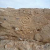 Pared de toba con relieve moderno, imitando los grabados aborígenes
La Isleta, Gran Canaria, España
Altura aproximada de la pared 1,5 metros.
Se observan los fragmentos de roca incluidos en la toba
Esta toba se puede trabajar fácilmente con un canto rodado (Autor: María Jesús M.)