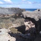 _Un paisaje "de mezcla"
Punta Camello. Gran Canaria. España
Aquí se puede observar la conjunción de varios tipos de materiales distintos: tefrifonolitas grises a derecha e izquierda, colada basáltica en la zona media izquierda (marrón oscuro) y conglomerado costero sedimentario con cemento calizo al frente. (Autor: María Jesús M.)