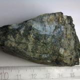 Piroxenita
Sierra Bermeja (Málaga, España)
Otra roca ultrabásica de la misma zona.  Mayor contenido en piroxeno; el olivino no aparece como fenocristales y hay presencia de serpentina. (Autor: prcantos)