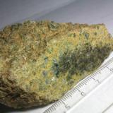 lherzolita (variedad de peridotita)
Sierra Bermeja (Málaga, España)
La fractura de este ejemplar revela una zonación debida a la meteorización de la peridotita: superficie externa rojiza, aureola amarillenta y núcleo fresco verde oscuro. (Autor: prcantos)