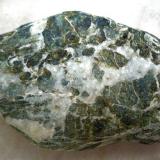 Oficalcita, cara A
Pontevedra.
Ancho de imagen 14 cm
La oficalcita está formada por serpentinas, derivadas de la alteración de rocas ultrabásicas y cementadas por calcita. (Autor: María Jesús M.)