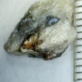 Carbonatita con cristal negro de latrappita (otra vista)
Oka, Québec (Canadá)
Latrappita: (Ca,Na)(Nb,Ti,Fe)O .  Más que infrecuente, este mineral es un endemismo del complejo de Oka. (Autor: prcantos)