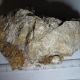 Carbonatita
Iron Hill Carbonatite Complex, Freemont County, Colorado (Estados Unidos)
Roca de grano grueso y aspecto homogéneo compuesta casi enteramente por calcita. (Autor: prcantos)
